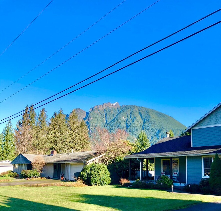 Foto del edificio - Rambler Style Home in the Heart of North Bend with View Stunning Views of Mt Si