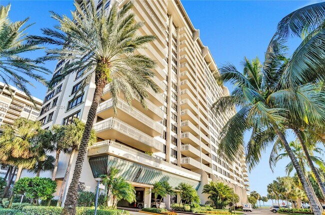 Foto del edificio - 1 Grove Isle Dr