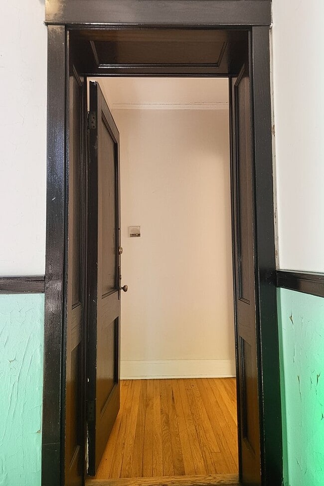 Building Photo - Large 3-bed/1-bath Apartment in the Heart of Rogers Park!