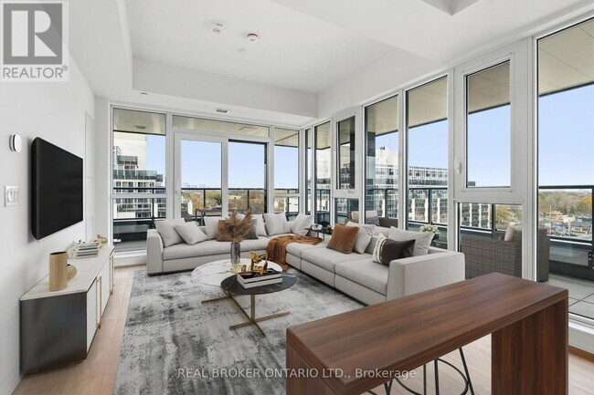 Photo du bâtiment - 1037 The Queensway