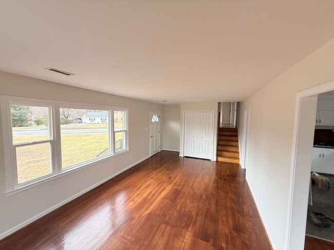 Building Photo - 4 Bedroom 2.5 Bath Tri-level home