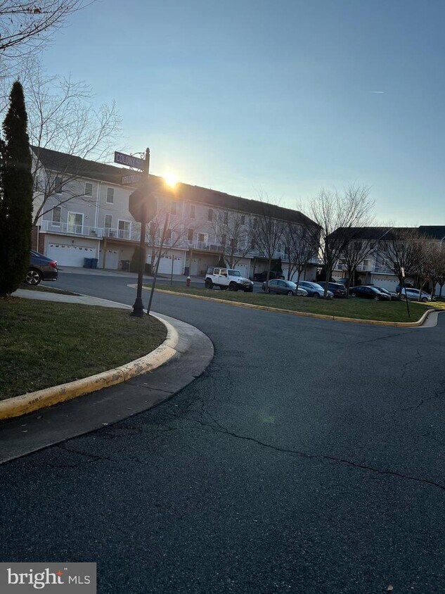 25134 Drillfield Terrace, Chantilly, VA 20152 Townhome Rentals in