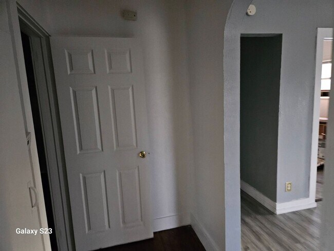Building Photo - Spacious Single Family Home