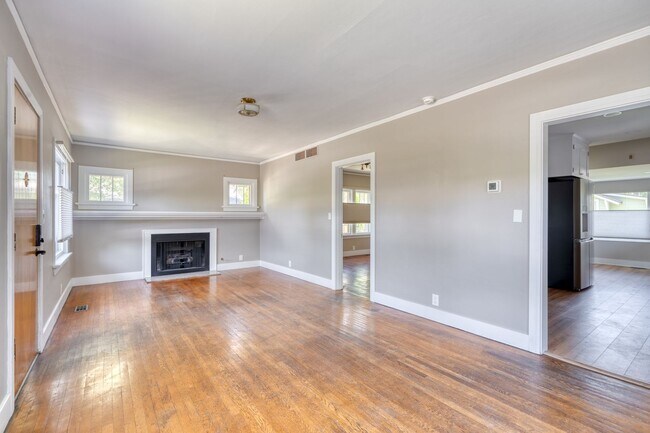 Foto del edificio - Charming remodeled craftsman blocks away f...