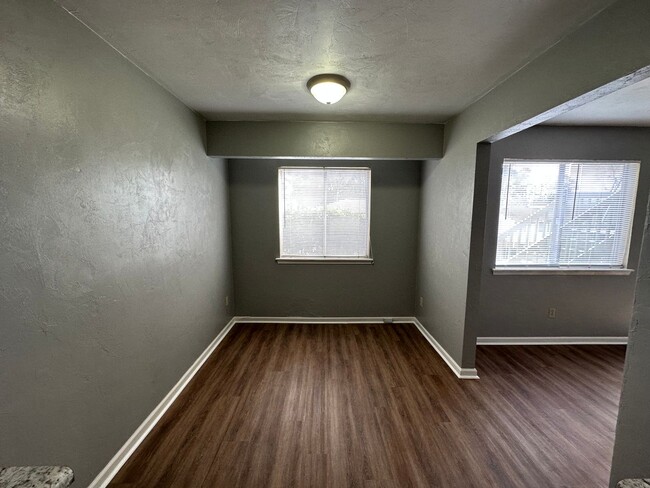 Building Photo - Remodeled downstairs unit in Pointe East avail NOW!