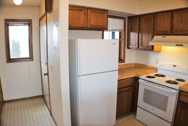 Building Photo - $1100 | 2 Bedroom, 1 Bathroom Condo | Cat ...