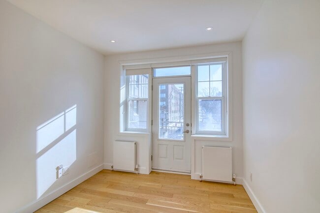 Photo du bâtiment - 4715 Chem. Queen Mary