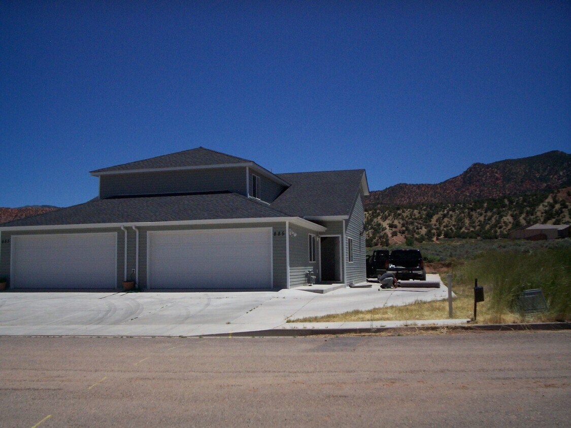 Foto principal - 7 bedroom, 3 bathroom twin home