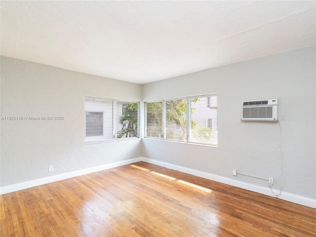 Foto del edificio - 7635 Dickens Ave
