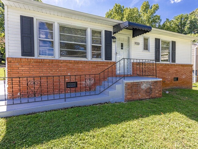 Foto del edificio - Charming 2-Bed, 1-Bath House in Prime South Knoxville | Walk to Breweries, Restaurants & Waterfront