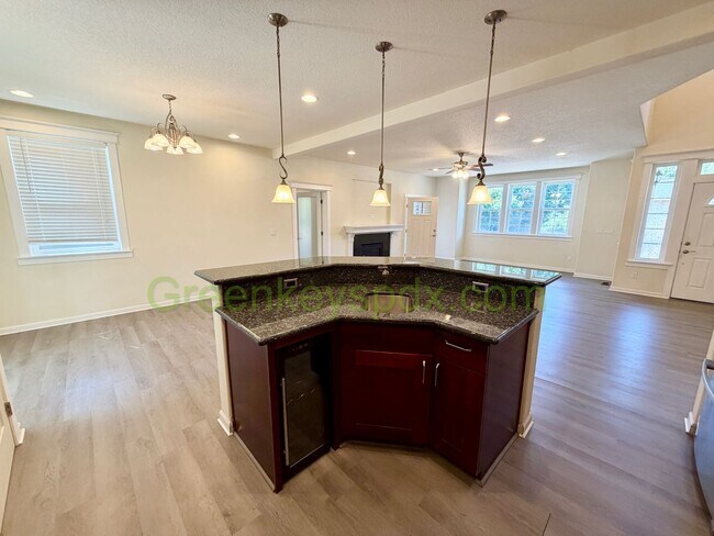 Foto del edificio - Gorgeous House in Upscale Neighborhood in Tigard, 5 Bedrooms plus Den/Office, 3.5 Bathrooms, Larg...