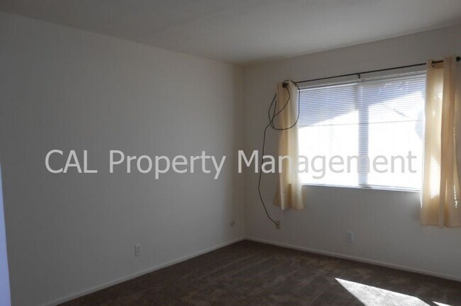 Building Photo - 3 Bedroom in North Salinas