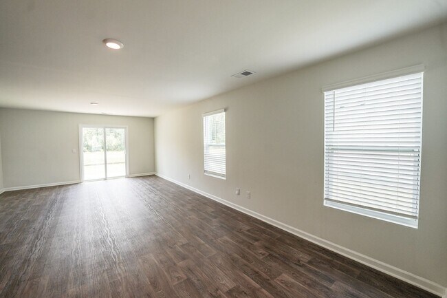 Foto del edificio - AVAILABLE NOW!