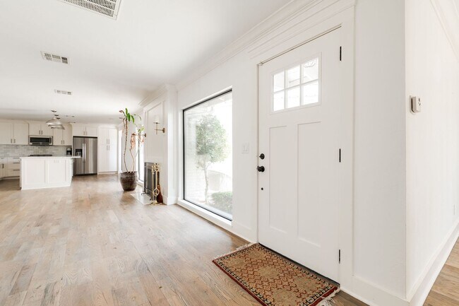 Foto del edificio - Beautiful Home in Nichols Hills + 3 bedrooms