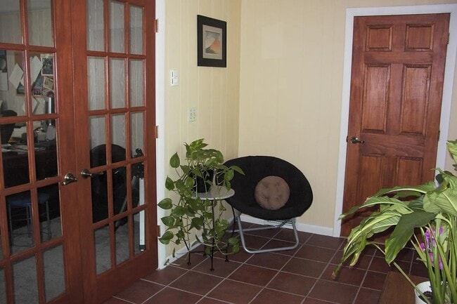 pasillo de entrada lateral - 1 Cayuga Dr