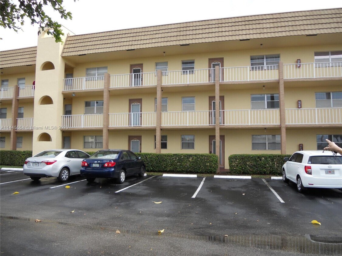 8450 Sunrise Lakes Blvd Unit 210, Sunrise, FL 33322 Condo for Rent in