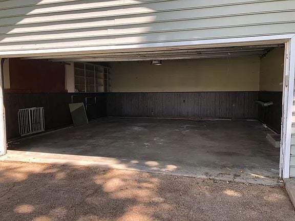 Building Photo - "Charming 3-Bedroom Retreat with Fireplace & Spacious 3100 Sq Ft Layout in Independence, KS!"