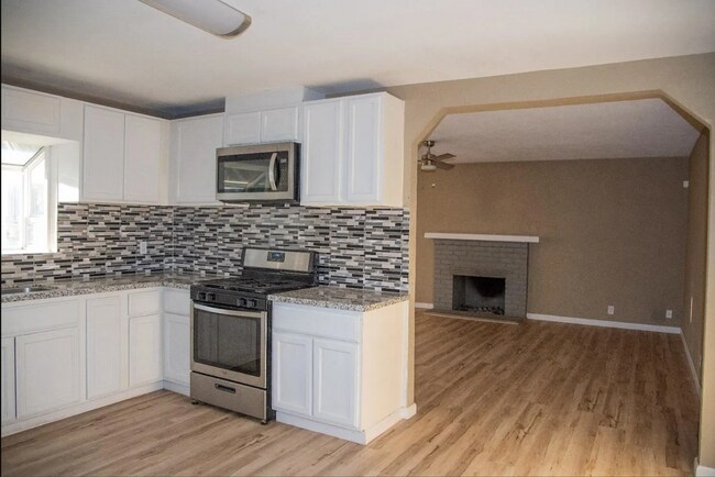 Building Photo - 3 Bedroom 2 Bathroom Available Now in Atwa...