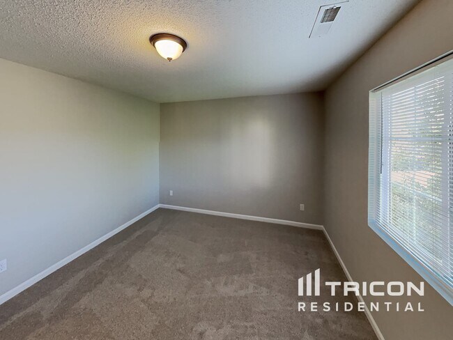 Foto del edificio - 5705 Waterpoint Dr