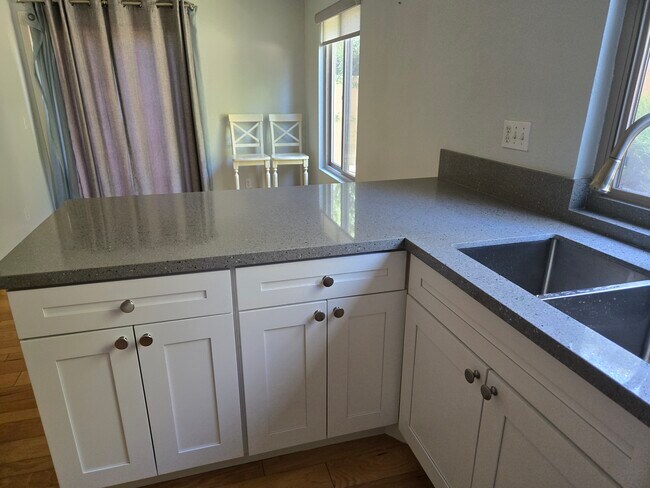 Cocina completamente nueva y recién remodelada. - 8830 Via Andar