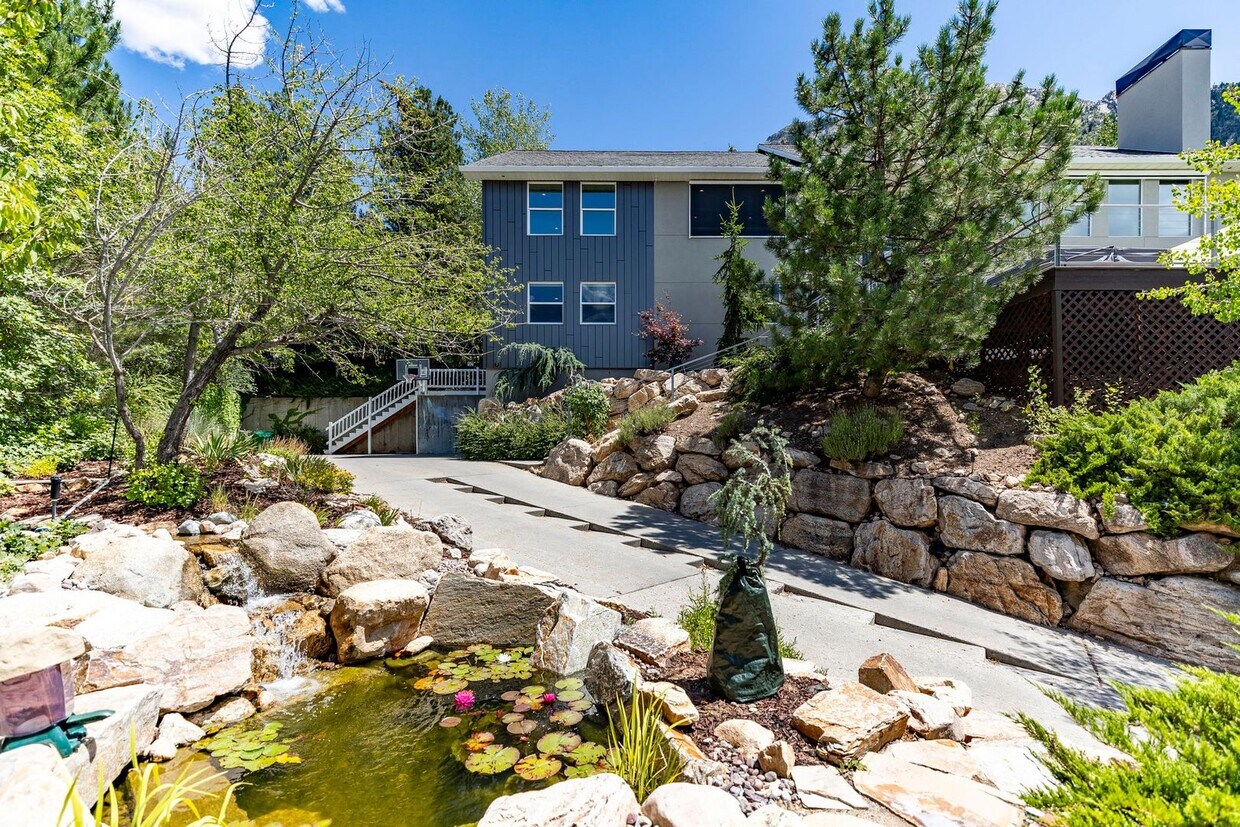 Stunning 5-Bedroom Modern Home with Panora... - Stunning 5-Bedroom Modern Home with Panora...