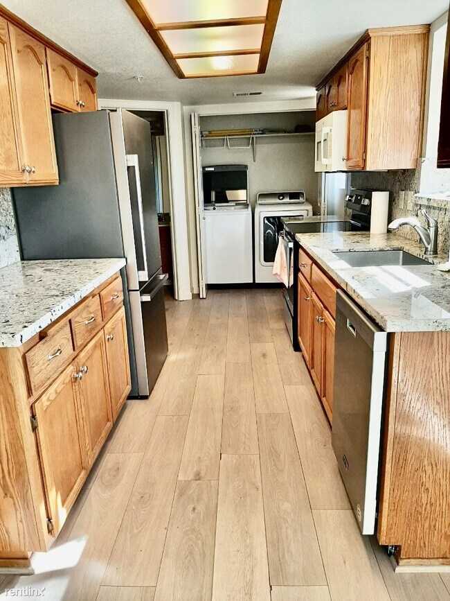Building Photo - 2 br, 2.5 bath Townhome - 3017 Grove Way