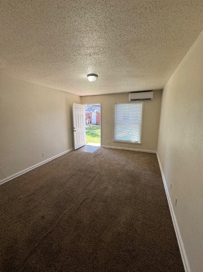 Building Photo - 636 S Hydraulic Ave