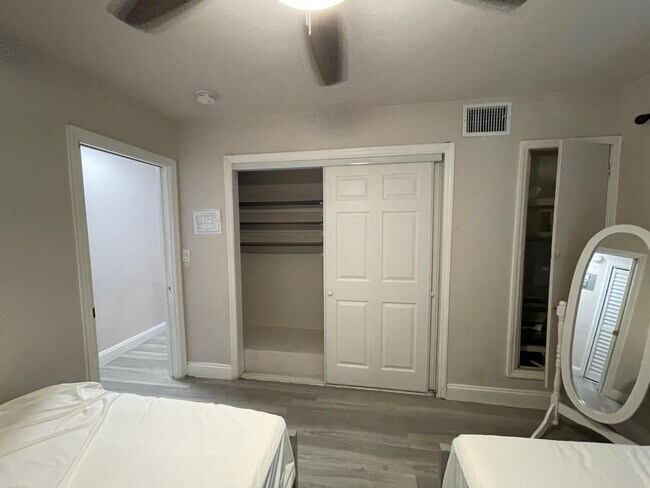 Foto del edificio - 1702 NE 9th St