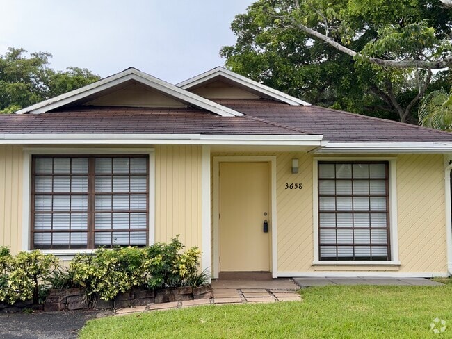 Building Photo - 3658 E Bell Dr