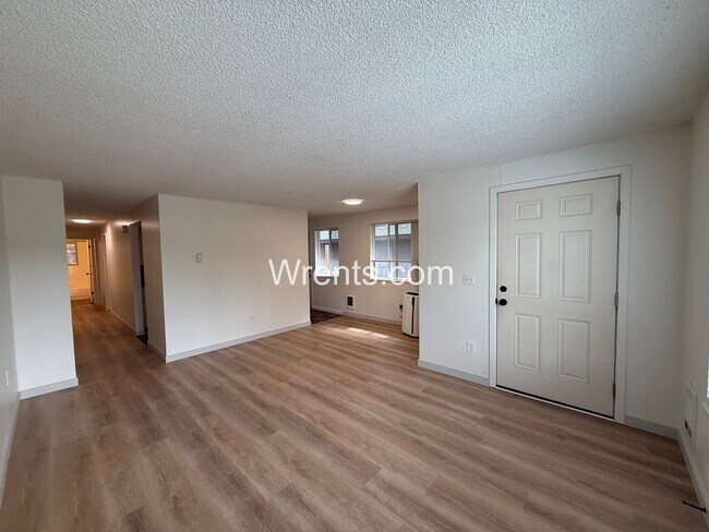 Building Photo - Charming Duplex Living – 3BR/2BA + Bonus Room & Garage