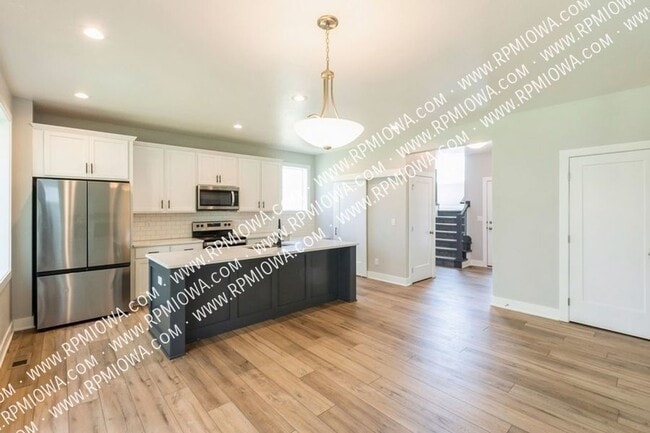 Building Photo - 10009 Powell Ave