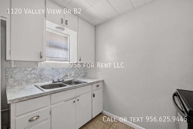 Building Photo - 1120 Valley View Dr