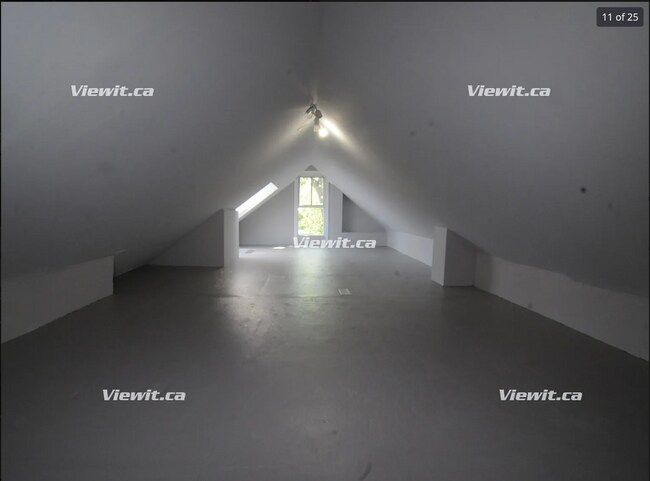 Photo du bâtiment - Bright  1 Bedroom Apartment In The Heart Of The Beaches.