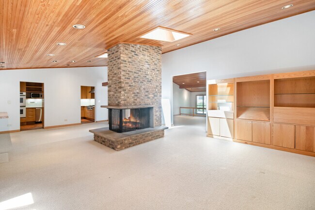 Building Photo - 640 Sunset Dr