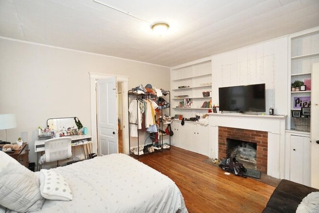 Building Photo - 5 Bedroom/ 2 Bathroom on Fairview Mins. from UC Campus Only $695/pp ($3475/mo)!