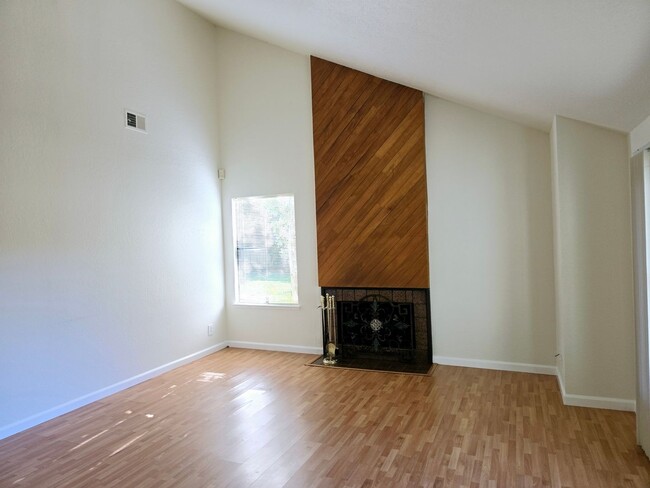 Foto del edificio - Spacious Townhome in Fairview