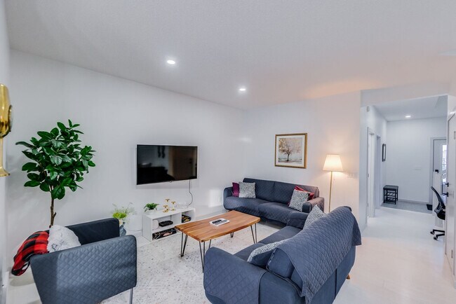 Photo du bâtiment - 1712 Graydon Hill Link SW