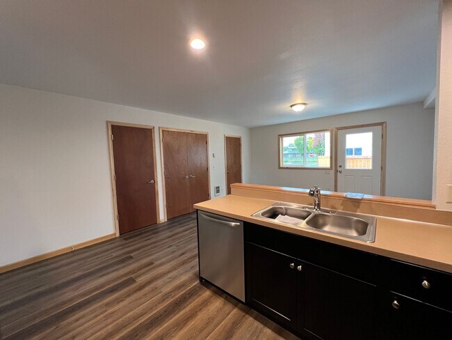 Building Photo - $500 Off Move in Costs!!