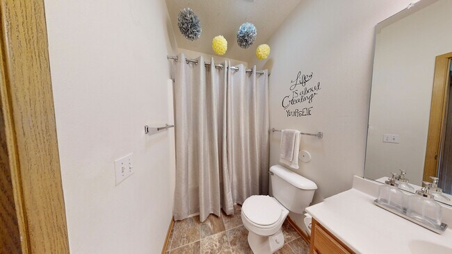 3 habitaciones, 2 baños | Baño - The Landing Ames