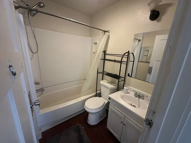 Foto del edificio - $950 - 2 Bed 1 Bath Home