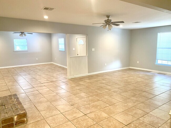 Foto del edificio - 9680 Ridgewood Dr