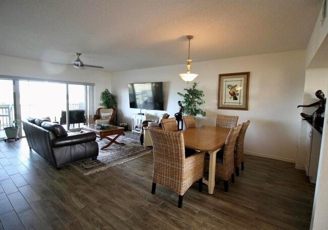 Building Photo - 6425 Shoreline Dr