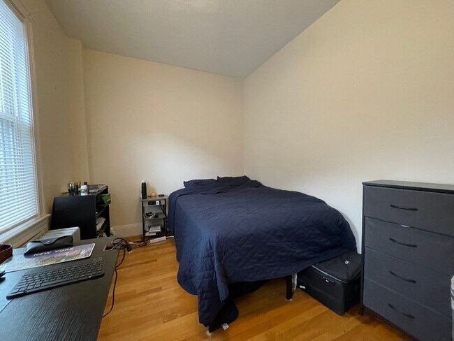 Building Photo - 4 Bedroom