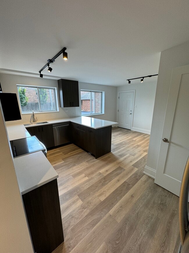 Large Island - 603 S McKinley Ave Apartments