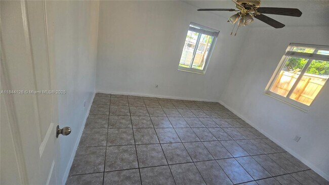 Foto del edificio - 620 SW 4th Ct