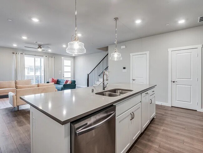 Foto del edificio - 870 Dulaney Ct