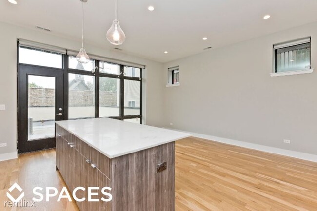 Foto del edificio - 4619 N Ravenswood Ave