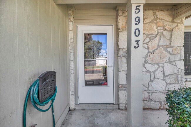 Foto del edificio - 5903 Kevin Kelly Pl