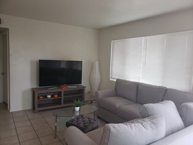 Foto del edificio - 1433 E Elm St