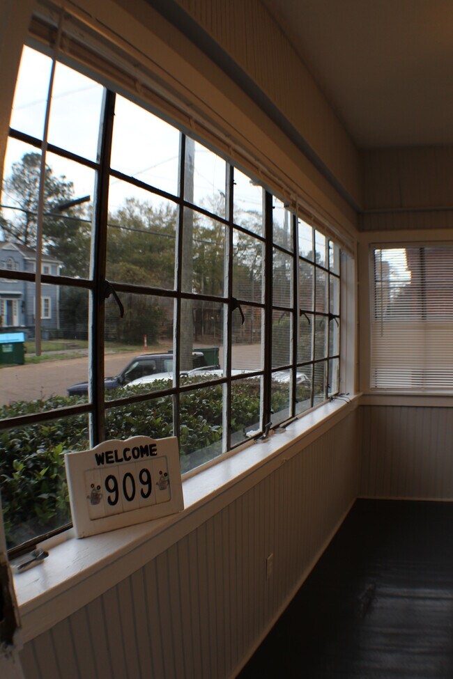 Foto del edificio - 909 N Congress St